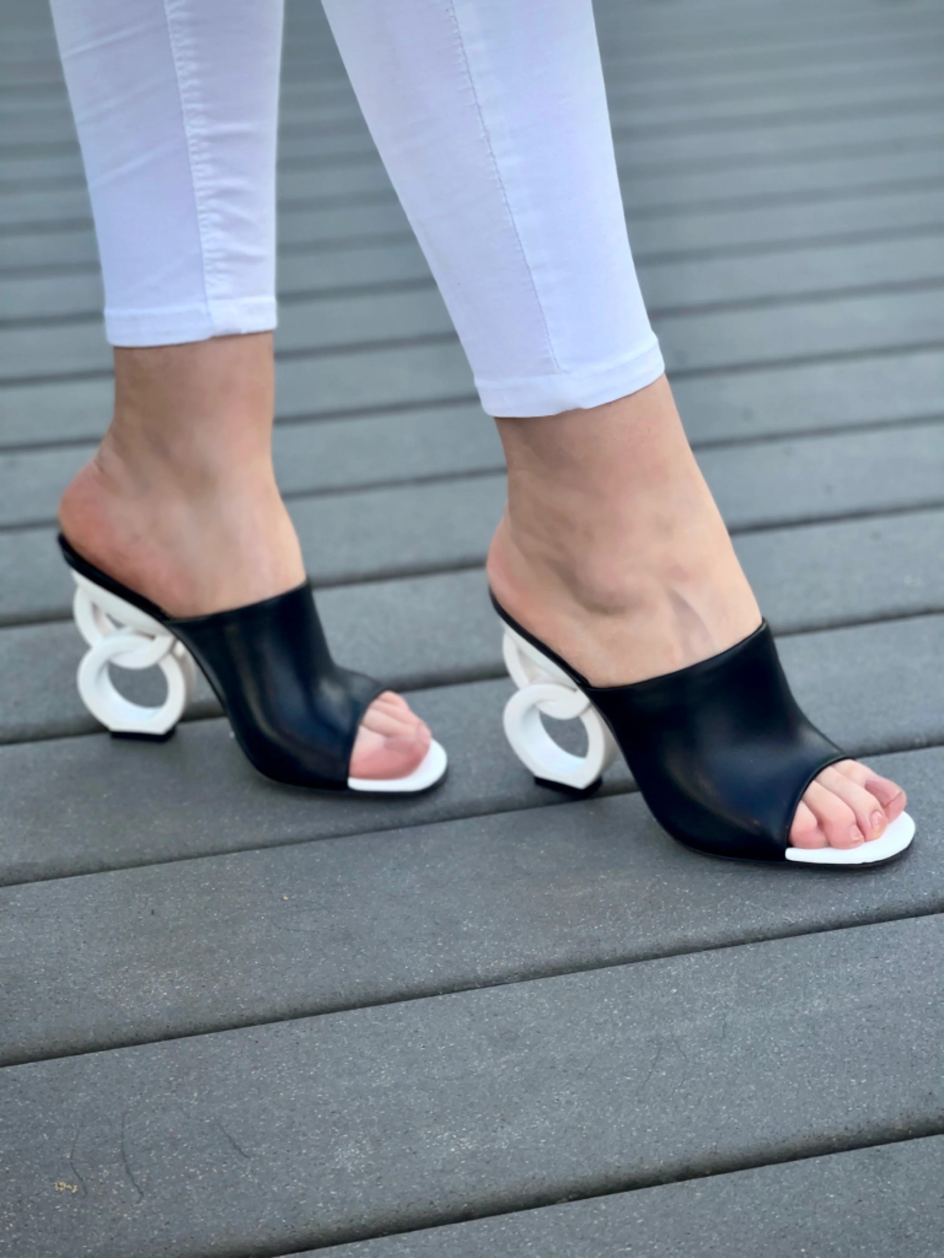 The Cymmer Black Leather Women Sandal - Image 7